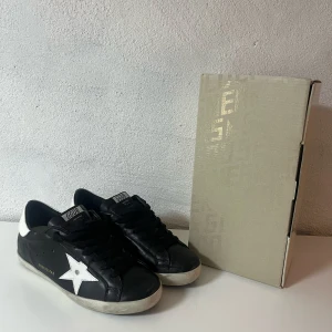 Golden goose superstar - En populär modell från golden goose superstar i storlek 43!  Skorna är i fint skick 7,5/10. Box tillkommer även vid köp!  Priset är absolut förhandlingsbart!😇Hör av dig vid fler frågor eller fler bilder🙌