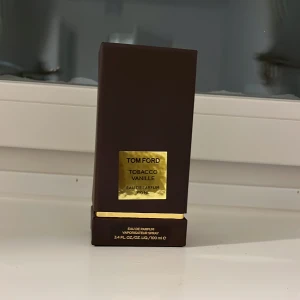 Tom Ford Tobacco Vanille 100ml - Lyxig parfym från Tom Ford i stor flaska (100 ml). Ingredienser: Alcohol Denat., Fragrance (Parfum), Water (Aqua), Linalool, Benzyl Benzoate, Geraniol, Limonene, Coumarin, Citronellol, Eugenol, Isoeugenol, Benzyl Alcohol, Citral, Cinnamal. Tillverkad i USA.