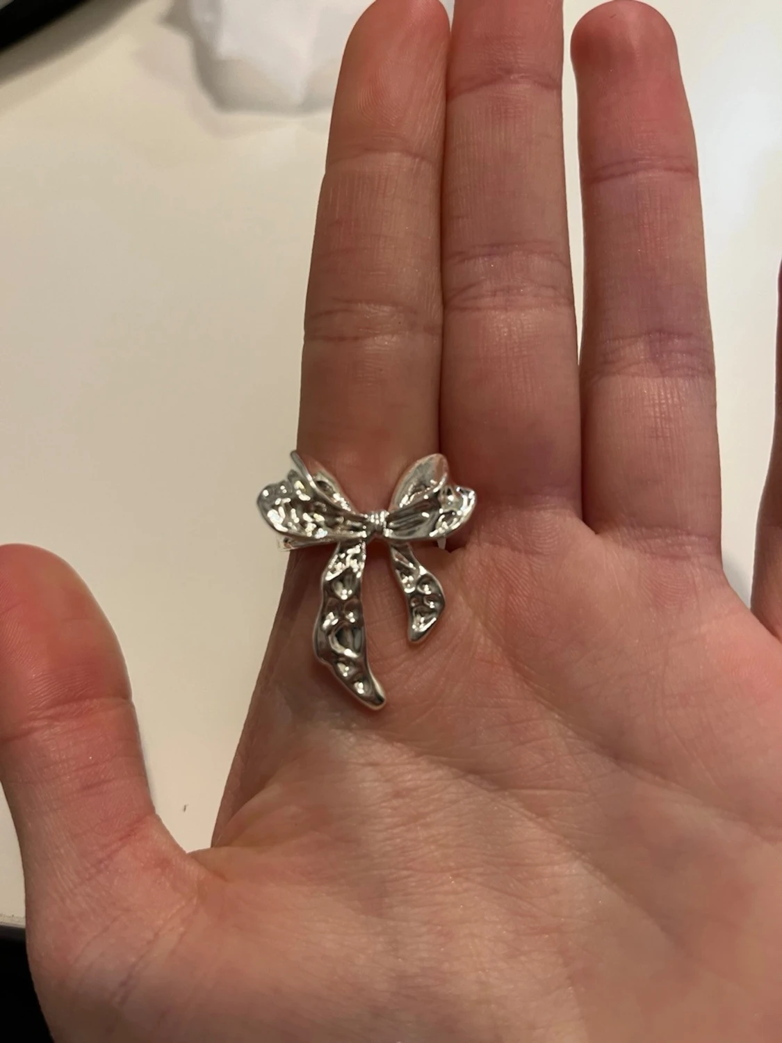 Söt silverfärgad rosettring från Glitter - 2