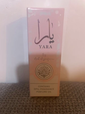 Yara roll-on parfym 10ml - Yara roll-on parfym från Ard Al Zaafaran. Alkoholfri och smidig att ta med sig. Innehåller DPG, fragrance och perfume oil. Volym: 10 ml.
