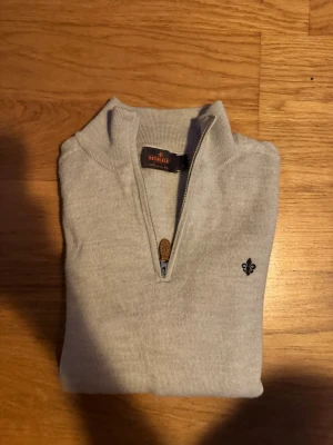 Morris Quarter zip Merino Ull S - Säljer just nu denna riktigt snygga Merino Ull Quarter zipen från Morris.|| storlek. M men sitter som S. || Skick. 9,8/10. || Hör gärna av dig vid minsta fundering