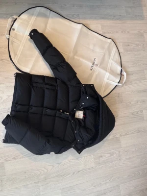 Svart Moncler jacka  - Säljer min svarta Moncler jacka knappt andvänd pris kan diskuteras och det är bara att fråga om mer du vill se mer bilder