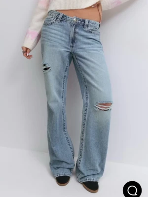 Ljusblå wide jeans med slitningar Gina Tricot - Säljer mina jeans som e helt nya men som tyvär var för stora 💕 storlek 164💕Dom har kvar prislappen! 