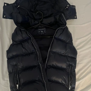 Leon Marcel väst - nyskick. St S. Märke Leon Marcel. Fins fåtal av denna. Luvan kan tas bort