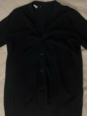 Selected homme kofta - Säljer denna kofta i mycket bra skick, endast använd en höst. Nypris ca 1000:-, storlek S. Skriv vid minsta fundering!