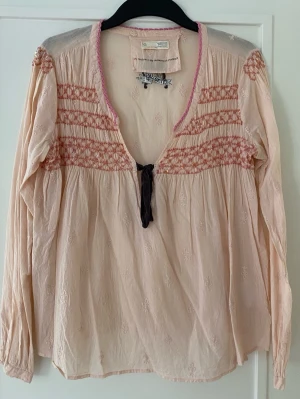 Odd Molly blus  - Gammal klassiker. Odd Molly blus i stl 2, vilket motsvarar stl M. Fin rosett att knyta framtill. Extremt skrynklig då den legat längst in i garderoben i flera år ✨ 