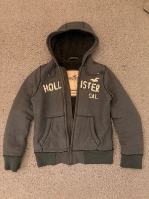 Hollister hoodie - Sjukt snygg hollister hoodie som du inte hittar ofta. Den har päls inuti som är perfekt för dem lite kallare dagarna ❄️ jag säljer pga att den är alldeles för stor för mig i armarna. Kom med bud