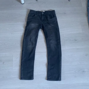Svarta Levi's 512 Slim Taper jeans - Säljer ett par svarta Levi's 512 Slim Taper jeans. De har en snygg slim passform med avsmalnande ben och klassisk femficksdesign. Perfekta för en stilren look.