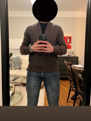 Brun kofta med dragkedja Massimo Dutti - Säljer en brun kofta från Massimo Dutti med hel dragkedja framtill och ribbad krage. Tröjan har två fickor och är tillverkad i mjuk bomull. Storlek Small - använt cirka 5 gånger