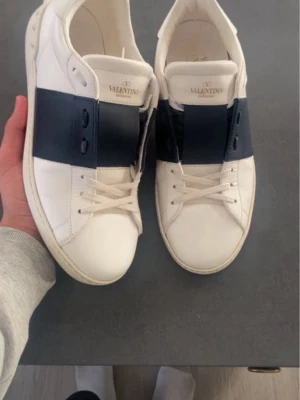 Valentino Garavani Open  - Valentino opens i color way navy, väldigt fina med allt og, strl 43. Ny pris 7000 mitt pris 3499 