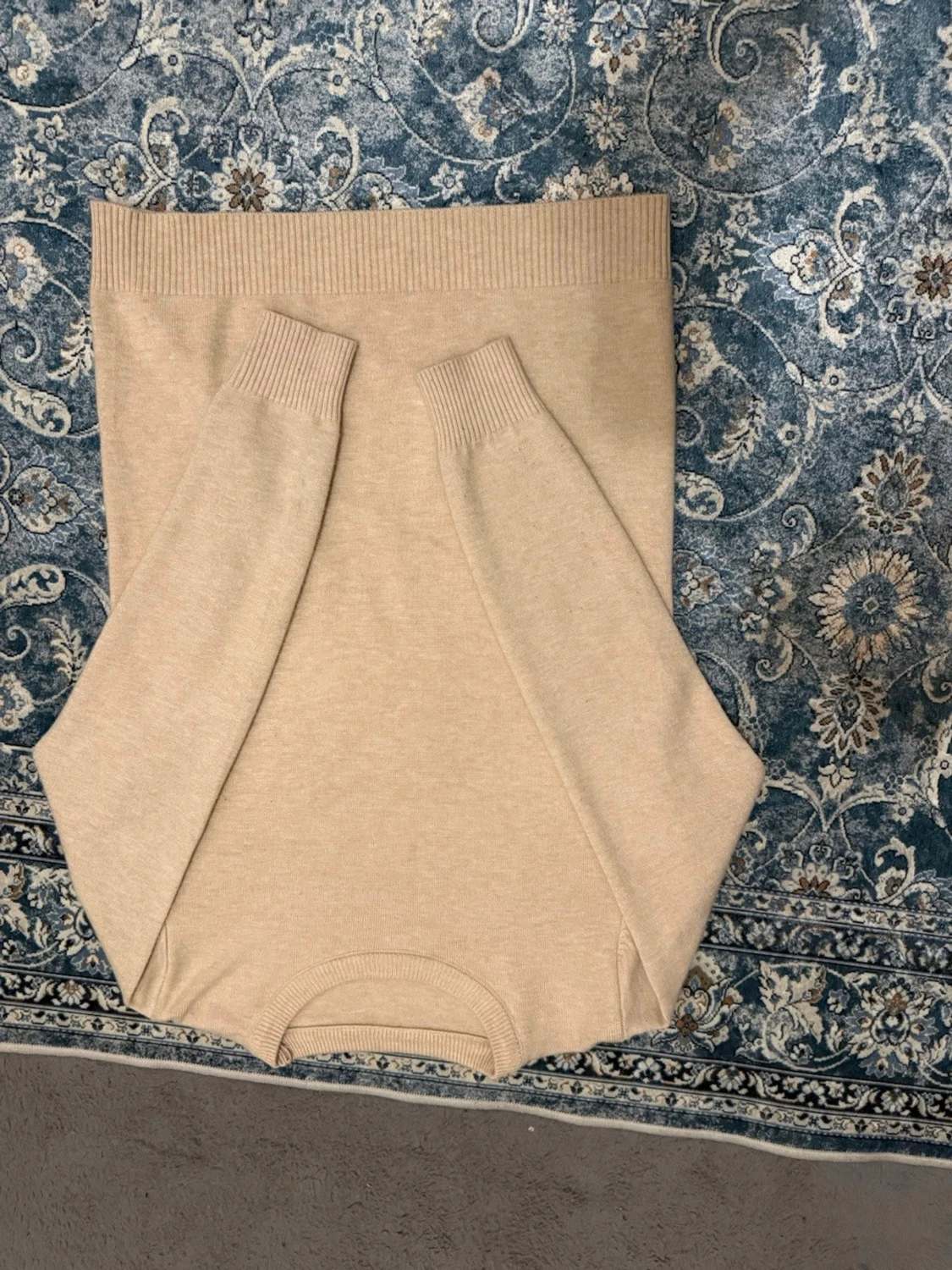 Beige stickad tröja med rund hals - 1