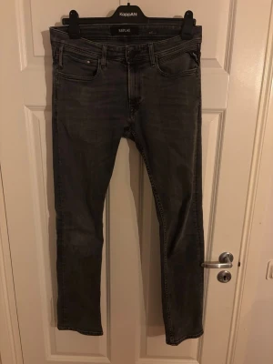 Svarta Replay jeans  - Säljer ett par grå/svarta jeans från Replay med klassisk femficksdesign och raka ben.  Pris kan diskuteras
