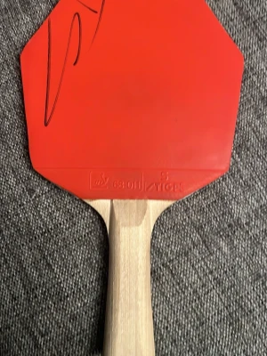 Signerat bordtennis racket av Truls Möregårdh - Signerat Cybershape racket. Truls egna modell. Från bordtennis SM 2025. 