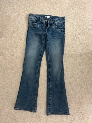 Blå bootcut jeans med låg midja - Snygga blå jeans med bootcut-modell och låg midja från Gina! i strl 158 men passar mig perfekt som brukar ha xs/s i byxor. Är 164cm lång 
