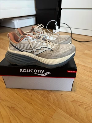 Saucony Hurricane 24 - Ett par extremt bekväma löpar skor från saucony. Använda men i gott skick!