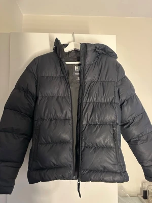 Helly Hansen Jacka  - Säljer denna Helly Hansen jacka i storlek S, då den inte längre kommer till andvänding den är i väldigt bra skick och är perfekt nu i vinter. 