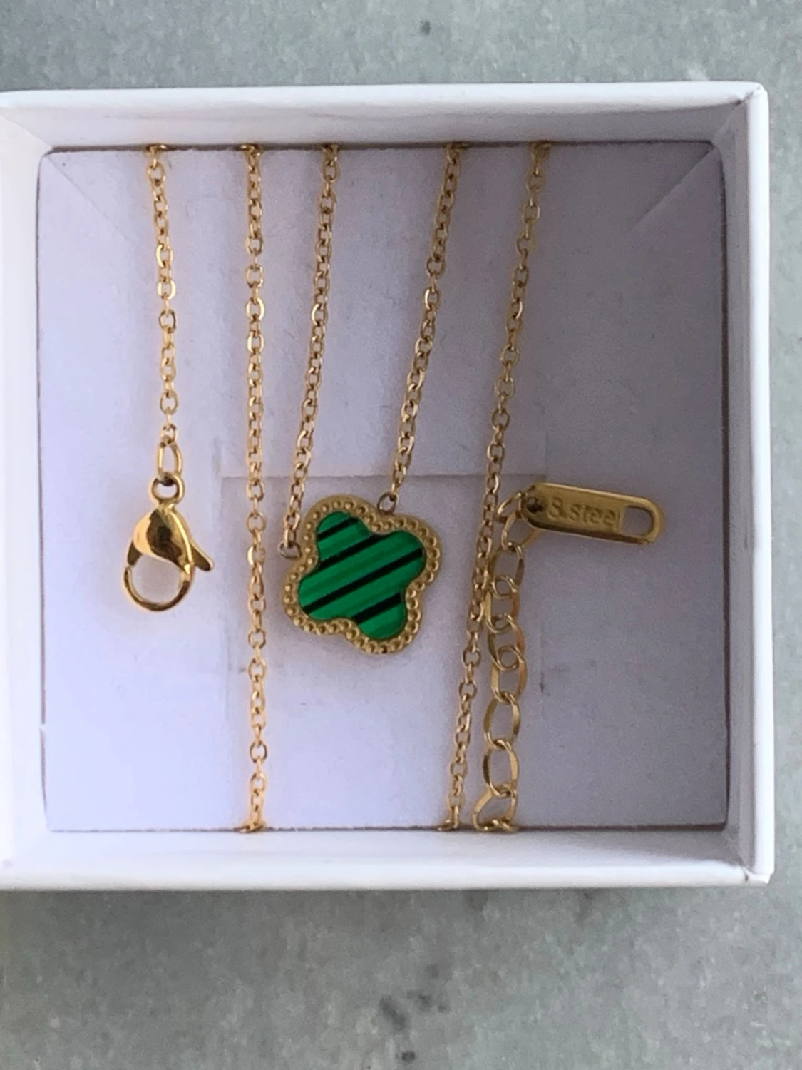 Grönrandig klöverhalsband i guldfärg 