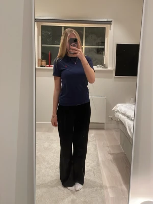 Mörkblå t-shirt från Ralph Lauren - Säljer en mörkblå t-shirt från Ralph Lauren med klassisk röd logga broderad på bröstet. T-shirten har korta ärmar och en normal passform. Perfekt basic-plagg med snygg och enkel design. Inga defekter. Hör av er för frågor💗💗