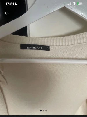 Vit stickad tröja från Gina Tricot - Mysig vit stickad tröja från Gina Tricot i storlek S. Tröjan har rund halsringning, ribbade muddar och lång ärm. Perfekt att slänga på sig när det är lite kyligare ute.