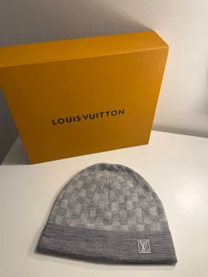 Lv Mössa  - I stort sätt helt ny LV mössa i toppskick, endast använd 1-3 gånger. Box medföljer 