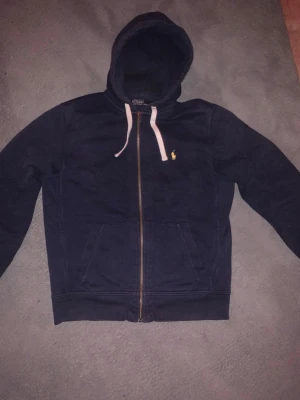 Ralph luaren hoodie - Säljer nu denna snygga och sköna hoodie som är perfekt nu under vintern när det är kallt ute men passar även väldigt bra till våren. Skriv vid med information och bilder
