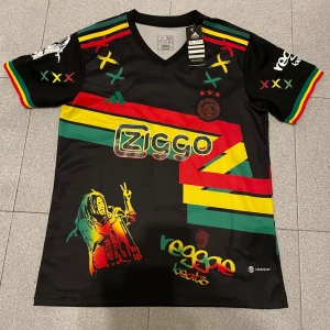 Ajax fotbolls tröja - Ajax tröja köpt i Spanien den är sprillans ny skick 10/10 säljer den på grund av att jag behöver pengar✅✅ Skriv om du har frågor 💡💯