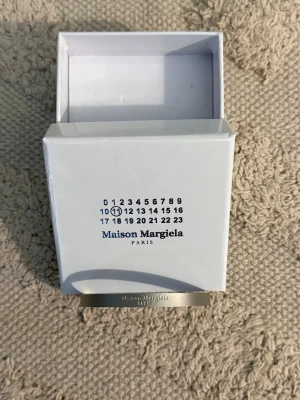 Maison Margiela armband - Snyggt och stilrent armband från Maison Margiela i silverfärgad metall. Armbandet är minimalistiskt och har märkets logotyp ingraverad på framsidan. Kommer i original ask med klassisk Maison Margiela-design. Kan tänka mig att gå ner i pris vid snabb affär, kom dm!