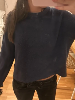 Mörkblå stickad tröja  - super skön stickad tröja från lager157. Använd fåtals gånger. Inte nopprig alls. Skriv om ni har frågor, vill ha fler bilder, mått eller komma med prisförslag💘💘