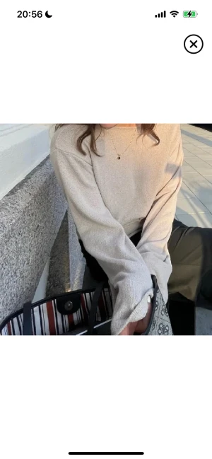 Beige stickad tröja med långa ärmar - Säljer en beige stickad tröja med loose passform och långa ärmar. Tröjan har en enkel, rund halsringning och är perfekt för dig som gillar en chill och avslappnad stil. Materialet är mjukt och ger en mysig känsla.