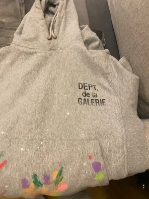Galerie dept hoodie - Fräsch och stilig hoodie som är sällsynt 