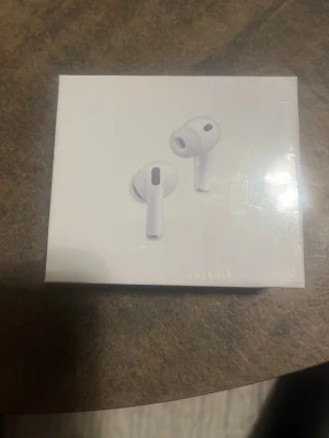 AirPods Pro 3 - Helt nya Apple AirPods Pro 3 i oöppnad originalförpackning. Trådlösa hörlurar med brusreducering, laddningsetui och fem olika storlekar på örontoppar. . Perfekt för musik, samtal och träning. Har fått den som present men använder ej de