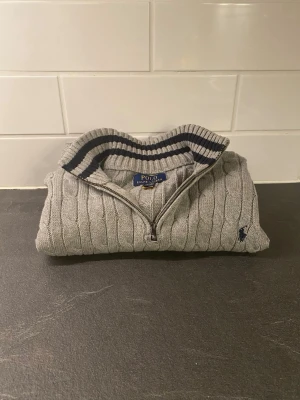 Ralph Lauren quater zip - Hej! Nu säljer jag denna as feta stickade Ralph Lauren quaterzipen| Storlek: XL(18)-(20) barn=Xs-S  | Skick 9/10 inga defekter| 100% äkta|                          Nypris=2400 | Vårat pris 1099 | Mvh Emil