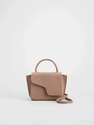 Atp Ateiler väska - Snygg beige handväska med ett unikt asymmetriskt lock och matchande axelrem. Väskan har ett stilrent och modernt utseende med mjuka kanter och är tillverkad i slätt skinn. Perfekt för dig som gillar minimalistisk design och vill ha en väska som sticker ut. 