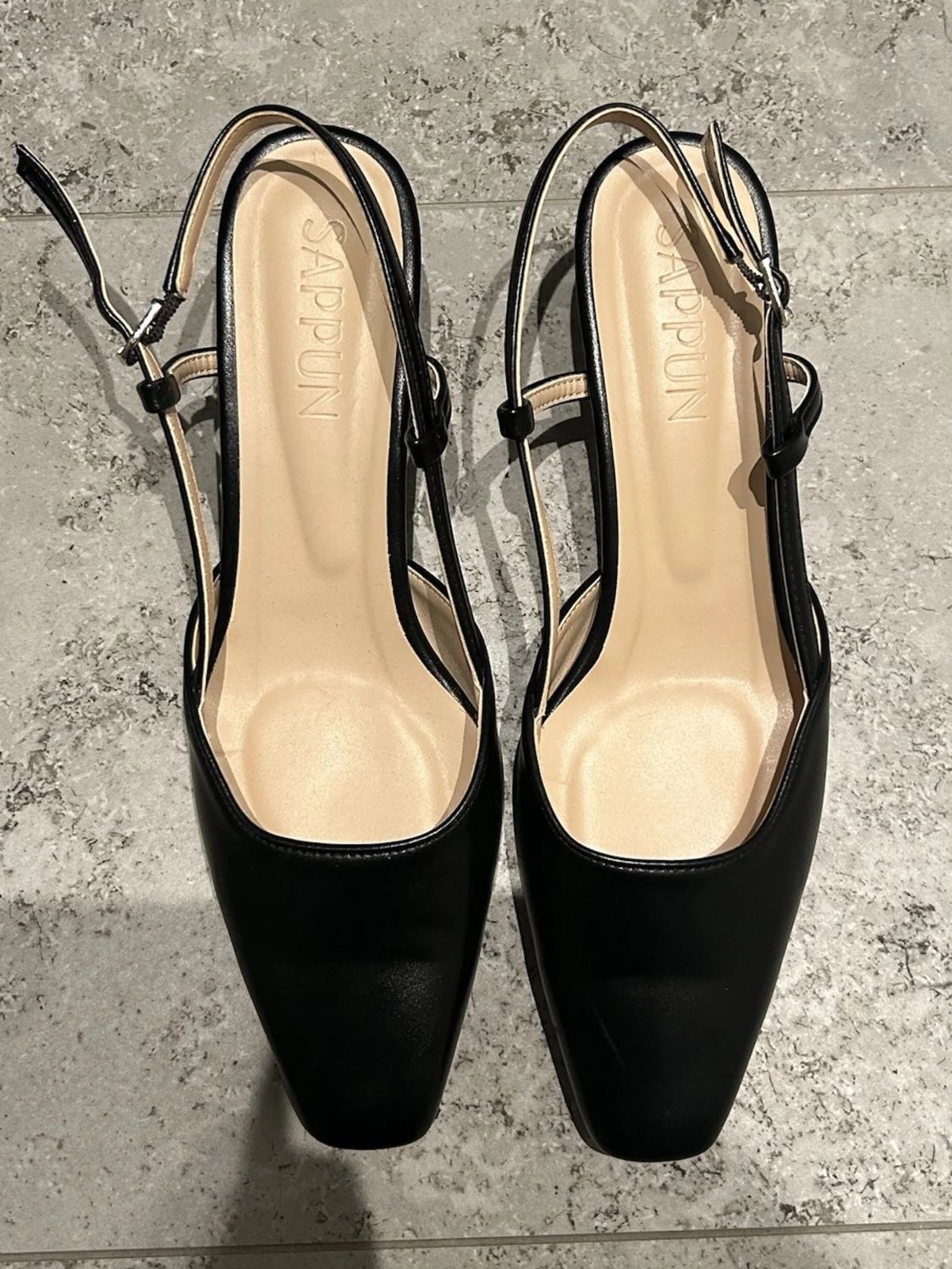 Svarta pumps med remmar från Sappun