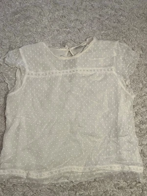 Vit blus från Only  - Jätte fin vit blus från Only i storleken 40. Super pretty till sommaren!!💞💫