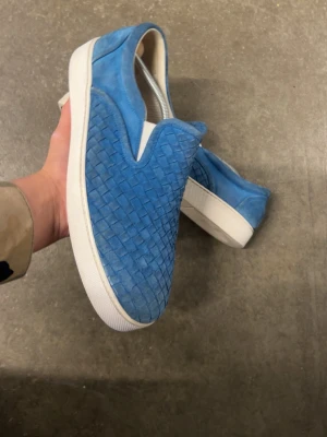 Bottega veneta skor - Säljer ett par Bottega veneta slip on skor i  Fint skick Skick: 9,3/10🧮  Inkluderat: inget ingår!♦️  Pris: 2799kr ej hugget i sten🎗️  Storlek: 44♣️ passar 45 Snabbaffär = priset sänks-SERIÖSA BUD🔓 