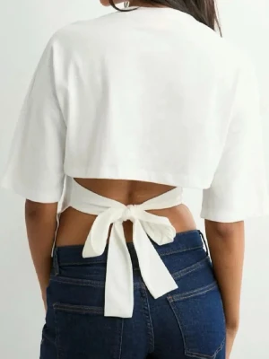 Vit croppad topp med knyt från Nelly - Säljer en vit croppad topp från Nelly i storlek XS. Toppen har halvlånga ärmar, öppen rygg och ett snyggt knyt i ryggen som ger en unik look. Tillverkad i mjuk bomull och perfekt för varma dagar.