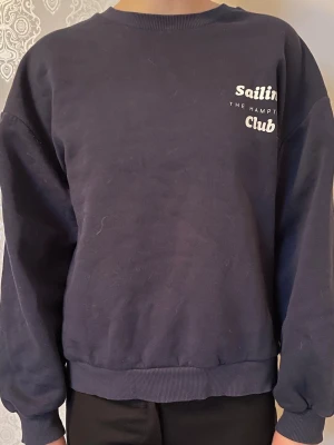 Marinblå sweatshirt Sailing Club - Mysig marinblå sweatshirt