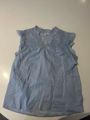 Ljusblå topp - Ljusblå topp / blus. Nyskick!