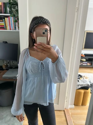 Ljusblå blus från Veromoda  - En jättefin blå blus som tyvärr inte kommer till användning, passar perfekt nu till våren! Har endast användts en gång. 