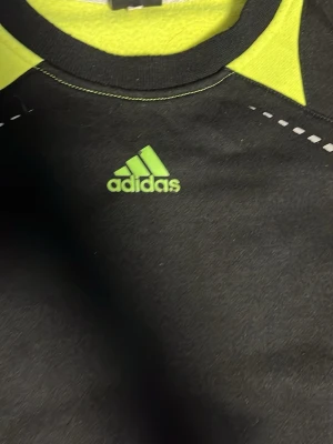 Hoodie utan luva från adidas - En hoodie utan luva från adidas väldigt skönt material inuti och utan på. 