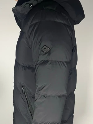 J.Lindeberg jacka - Säljer en riktigt snygg och trendig J.Lindeberg jacka i fint skick, storlek M, vid frågor är det bara att skriva //Gramenti