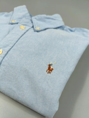 Ralph Lauren skjorta - Tjena, vi säljer nu denna ljusblåa ralph lauren skjorta. Riktigt snygg och passar perfekt till sommarn eller stiliga tillfällen! Hör av er vid frågor.