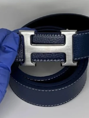Blå bälte med H-Spänne - Säljer ett fint läderbälte av det kända H-Märket rekommenderar inte använd så många gånger