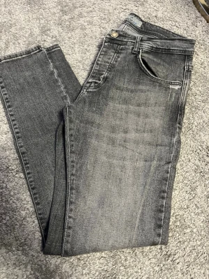 Grå  jeans från Calvin Klein - Säljer ett par grå  jeans från Calvin Klein Jeans. 
