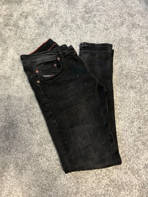 Svarta Diesel Belther jeans - Säljer ett par svarta Diesel Belther jeans