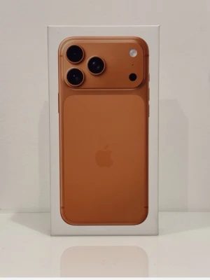 iPhone 17 Pro Max 1tb Cosmic Orange - Helt ny iPhone 17 Pro Max i färgen Cosmic Orange, 1000GB lagring. Oöppnad originalförpackning. Kraftfull prestanda, avancerad trippelkamera och elegant design. Perfekt för dig som vill ha det senaste från Apple. Inkluderar USB-C laddkabel.