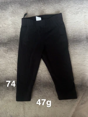 Svarta leggings stl 74 - Svarta leggings med resår i midjan. Perfekta för chill dagar eller när du vill ha något bekvämt på dig. Enkla att matcha med allt och superstretchiga för extra rörelsefrihet.🌸 Fint använt skick. Storlek 74