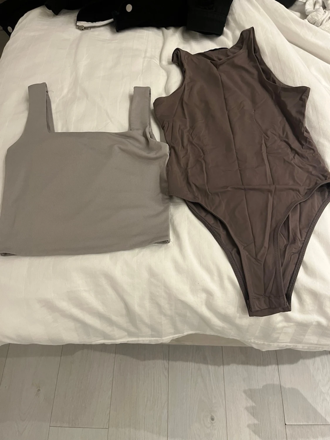 Grå topp och bodysuit