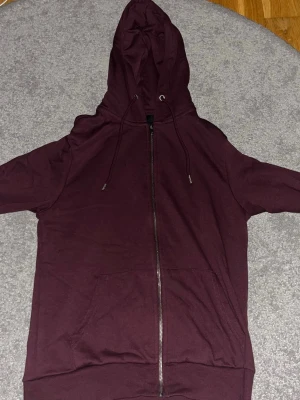 Vinröd hoddie  - Vinröd hoddie- Storlek S- Oanvänt och ny)